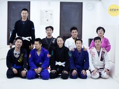 -菠萝格斗巴西柔术训练馆