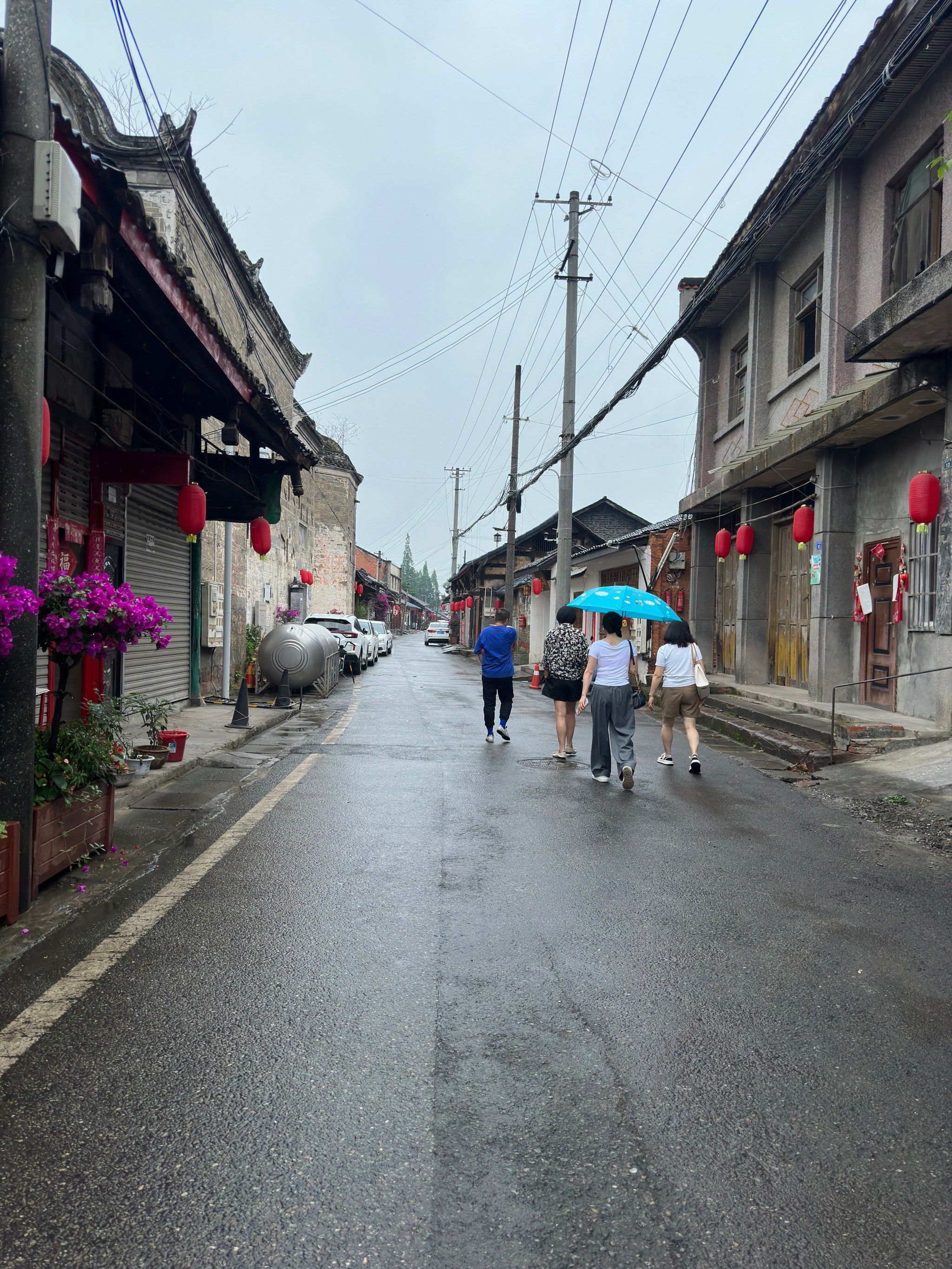 漫步细雨中的老街