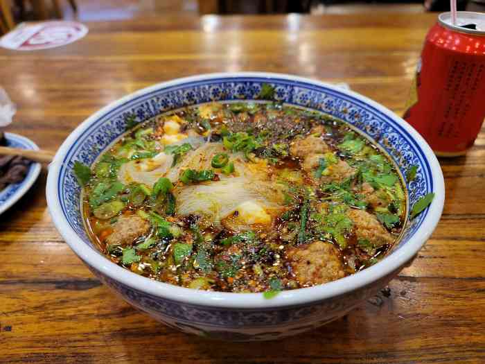 打分 肥肠烟熏味比较足,还不错.丸子泡馍分量比较足,油重.