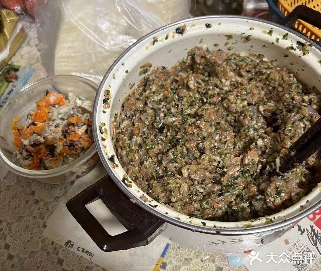 剔蟹粉-包饺子馄饨，可是细活！