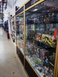 -逝水玩具折扣店