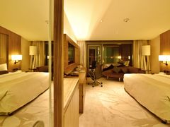 -上海滴水湖皇冠假日酒店