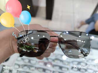 今天给大家介绍一款太阳镜，这个太阳镜的品牌叫做镜客太