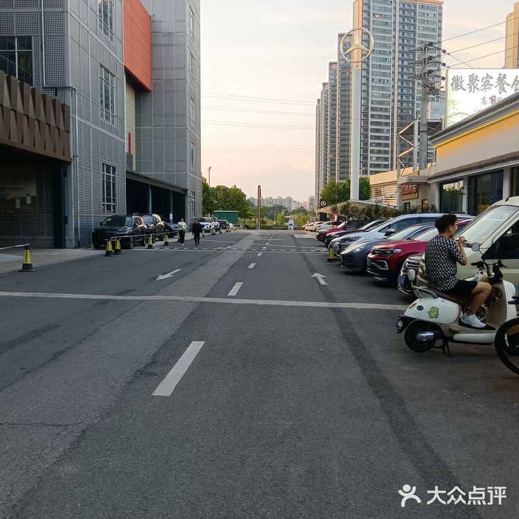一百块就能吃到原价两百多的菜,四菜一果盘,两也足足的