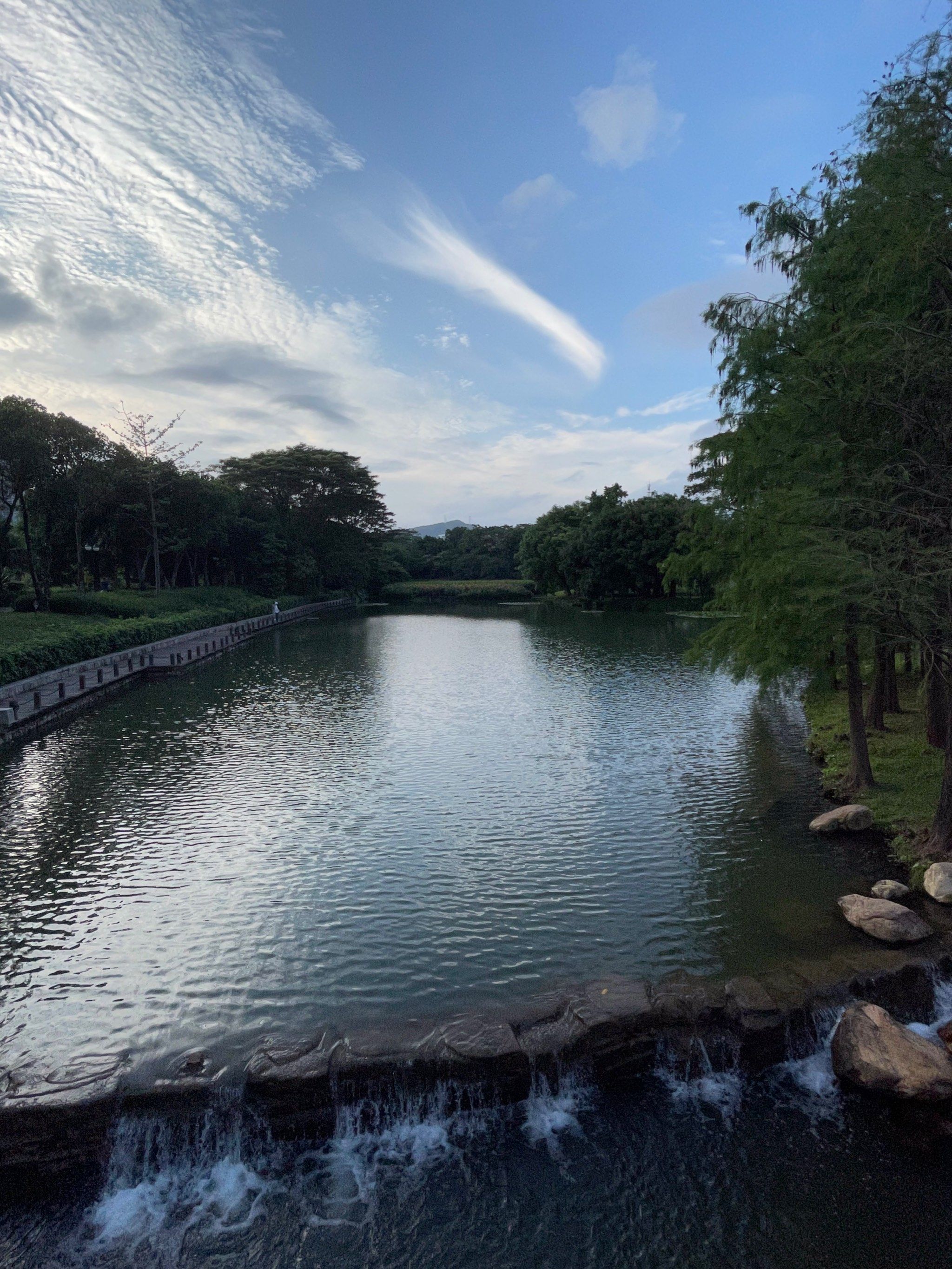 夏有凉风冬无雪,夕阳流水映云天