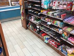 零售区-全家便利店(天目山路三店)