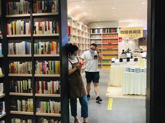 -钟书阁(群光广场店)