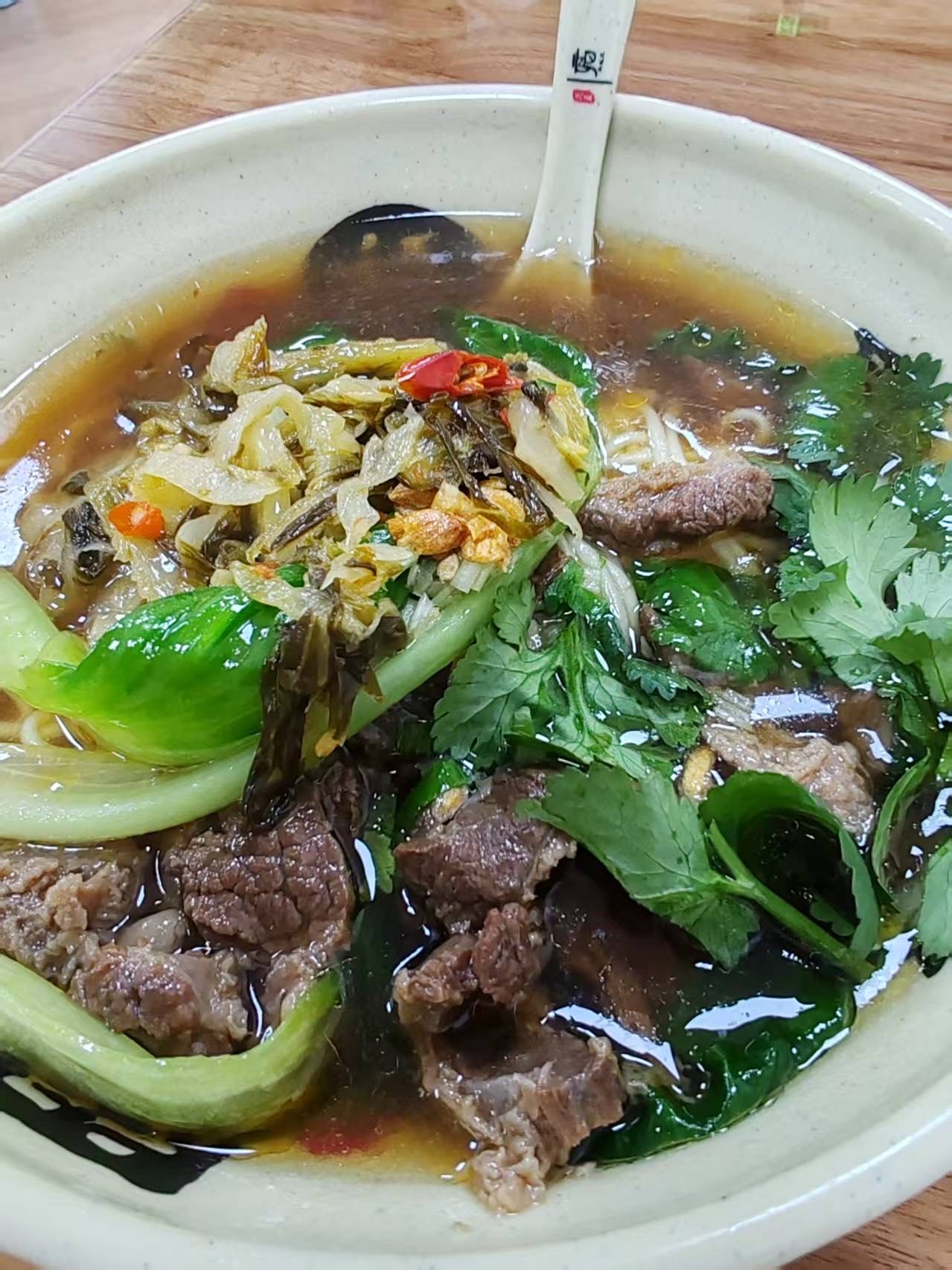 两园安置房新开享记潮汕牛肉馆,牛肉面味道杠杠滴的,一定要加一份酸菜