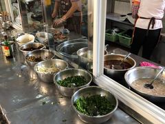 -鸿浩扒猪脚米线