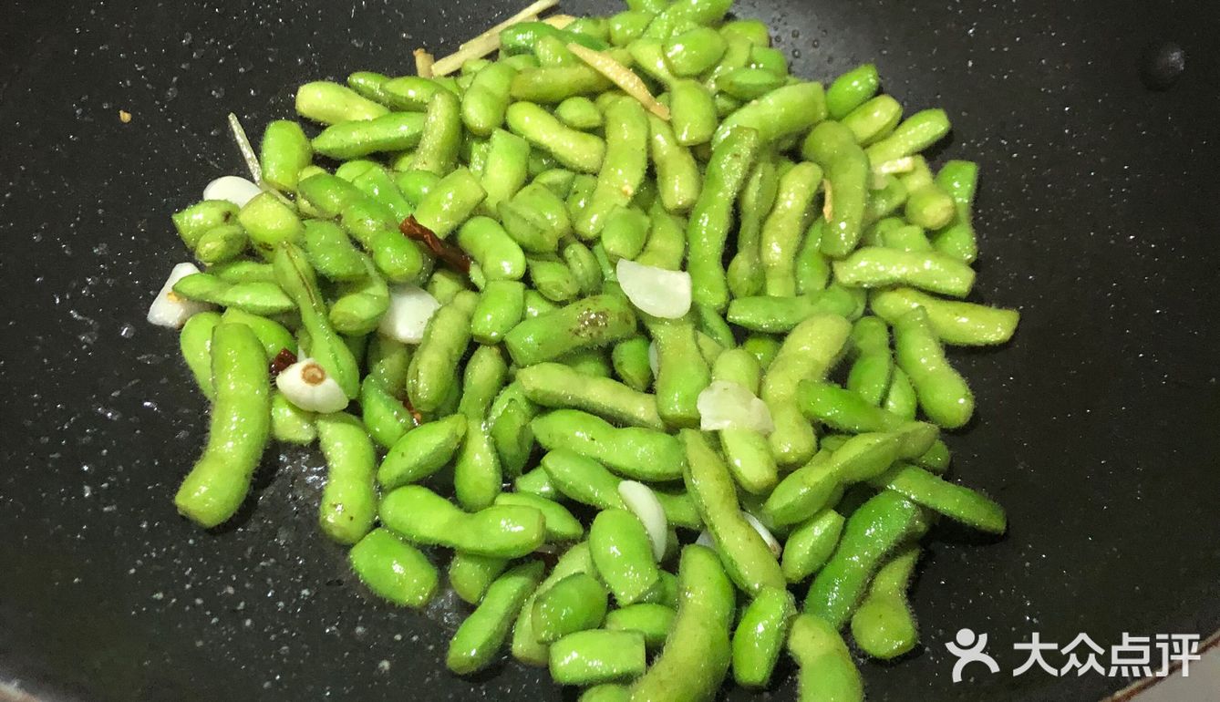 步骤：1.将姜蒜，辣椒下锅爆香，加入毛豆，翻炒