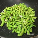 步骤：1.将姜蒜，辣椒下锅爆香，加入毛豆，翻炒