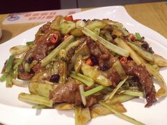 自制酸菜炒牛肉-宏记广东客家菜(丰汇店)