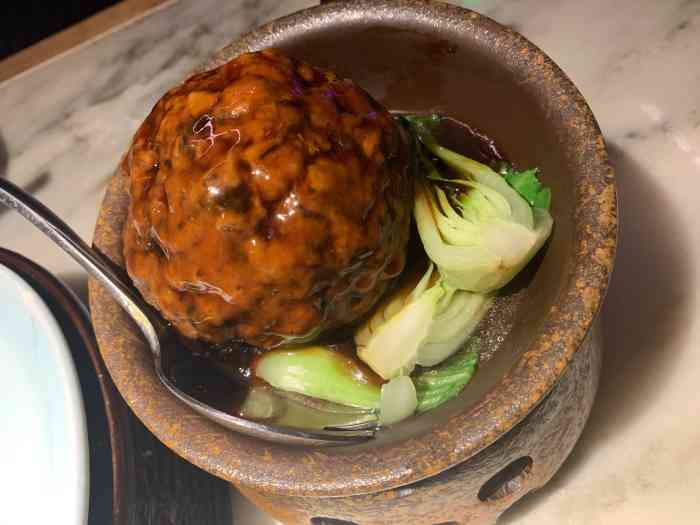 东家一品鱼头皇汤鲜味美,加上服务员热情而贴心的服务,吃得很舒心