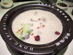 -洪氏嗨捞·广东猪肚鸡·椰子鸡火锅(西咸万象城店)