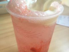 草莓麦旋酷-麦当劳(保定裕华路店)