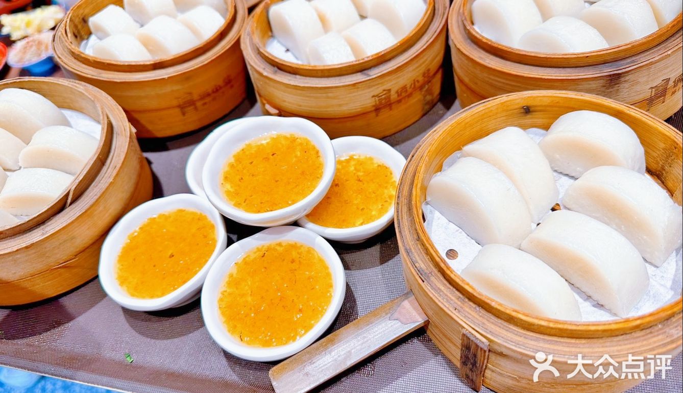 坐在河边吃包子😋