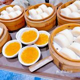 坐在河边吃包子😋