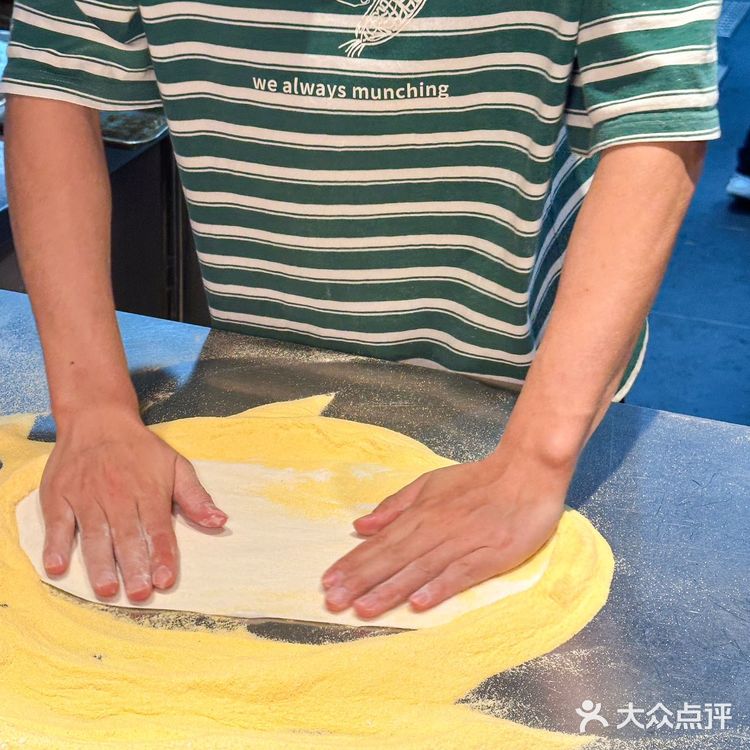 火锅味儿4cm厚的披萨想去偷配方🤩 