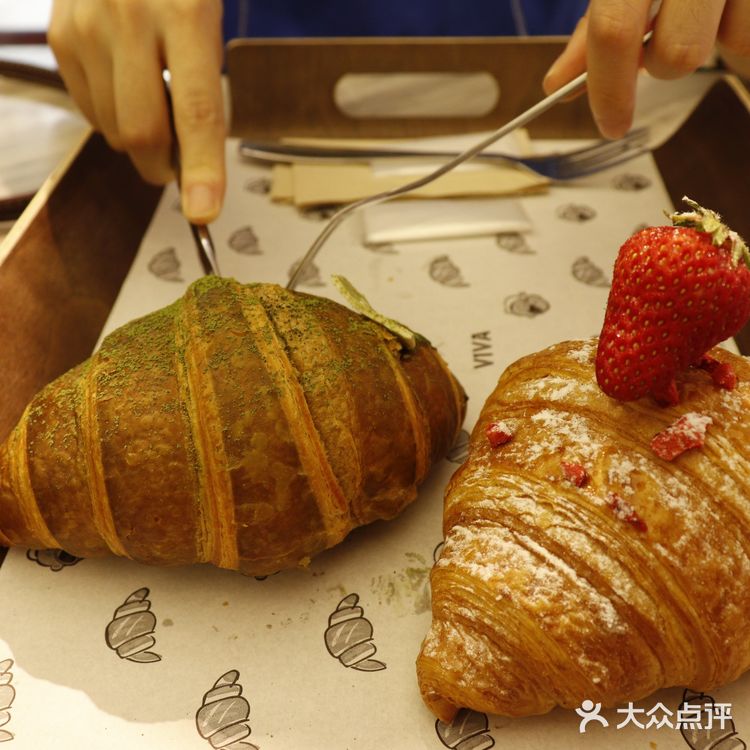 点了一个双人套餐，两个包，一杯饮品好像