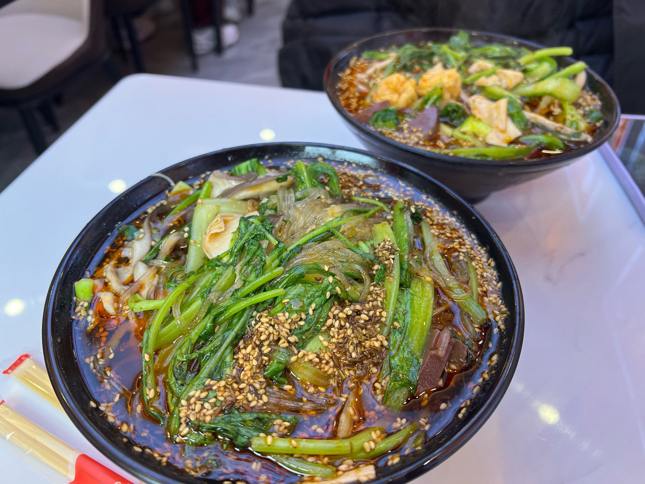 麻辣烫量多优惠,里边的菜很实诚,还送饮料,很不错