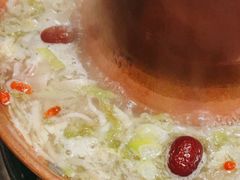 -果松木炭酸菜铜火锅·外婆参鸡汤