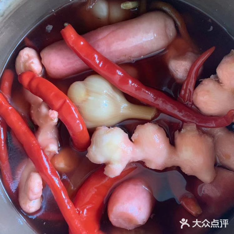 我煮酸菜鱼喜欢买鲢鱼，鲢鱼肉比较嫩