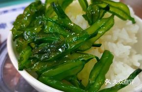 Green Vine Pepper Dish