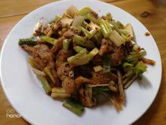 芹菜炒肉-侯记双流蘸水肥肠(阆中店)
