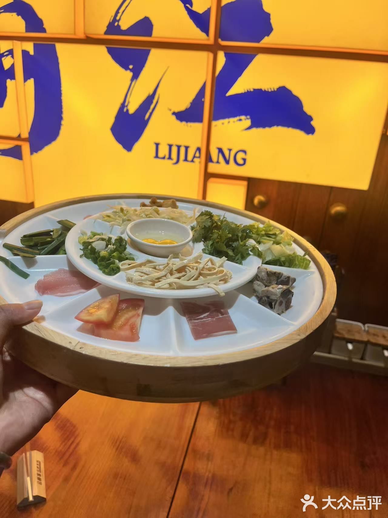 丽江古城C位！人均30+吃飘着玫瑰的过桥米线