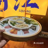 丽江古城C位！人均30+吃飘着玫瑰的过桥米线