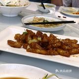 一个大厅里有舞台，可以接待大型会议和婚宴等