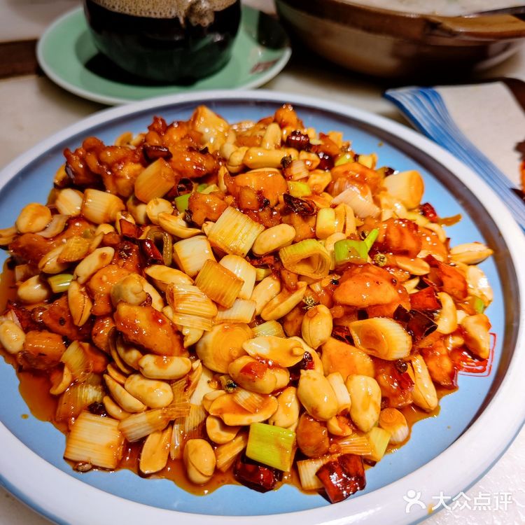 适合家庭小聚的小馆子，二楼环境更好。