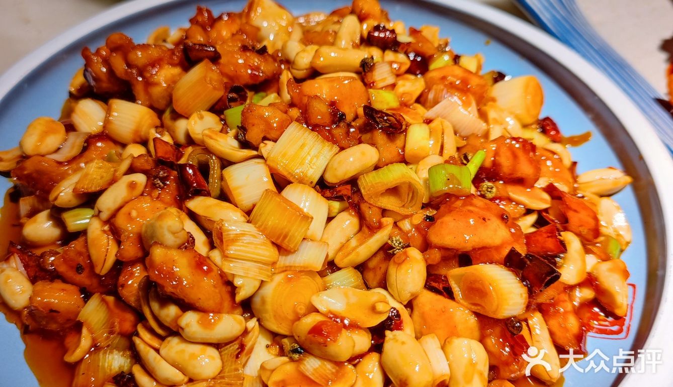 适合家庭小聚的小馆子，二楼环境更好。