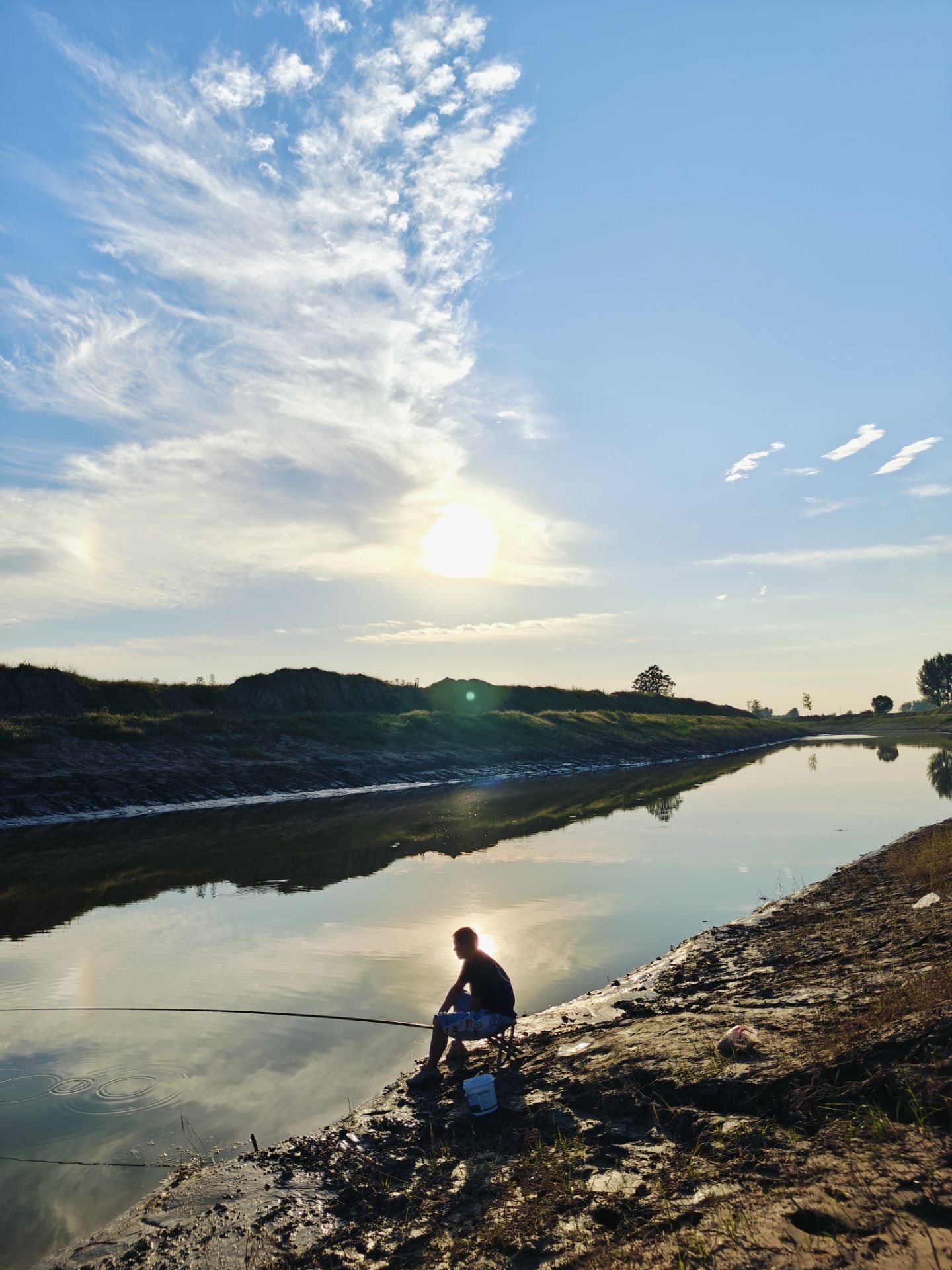 周末湖边垂钓的惬意