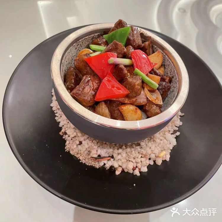 这家的环境特别的大气，很豪华很适合宴会接待宾客