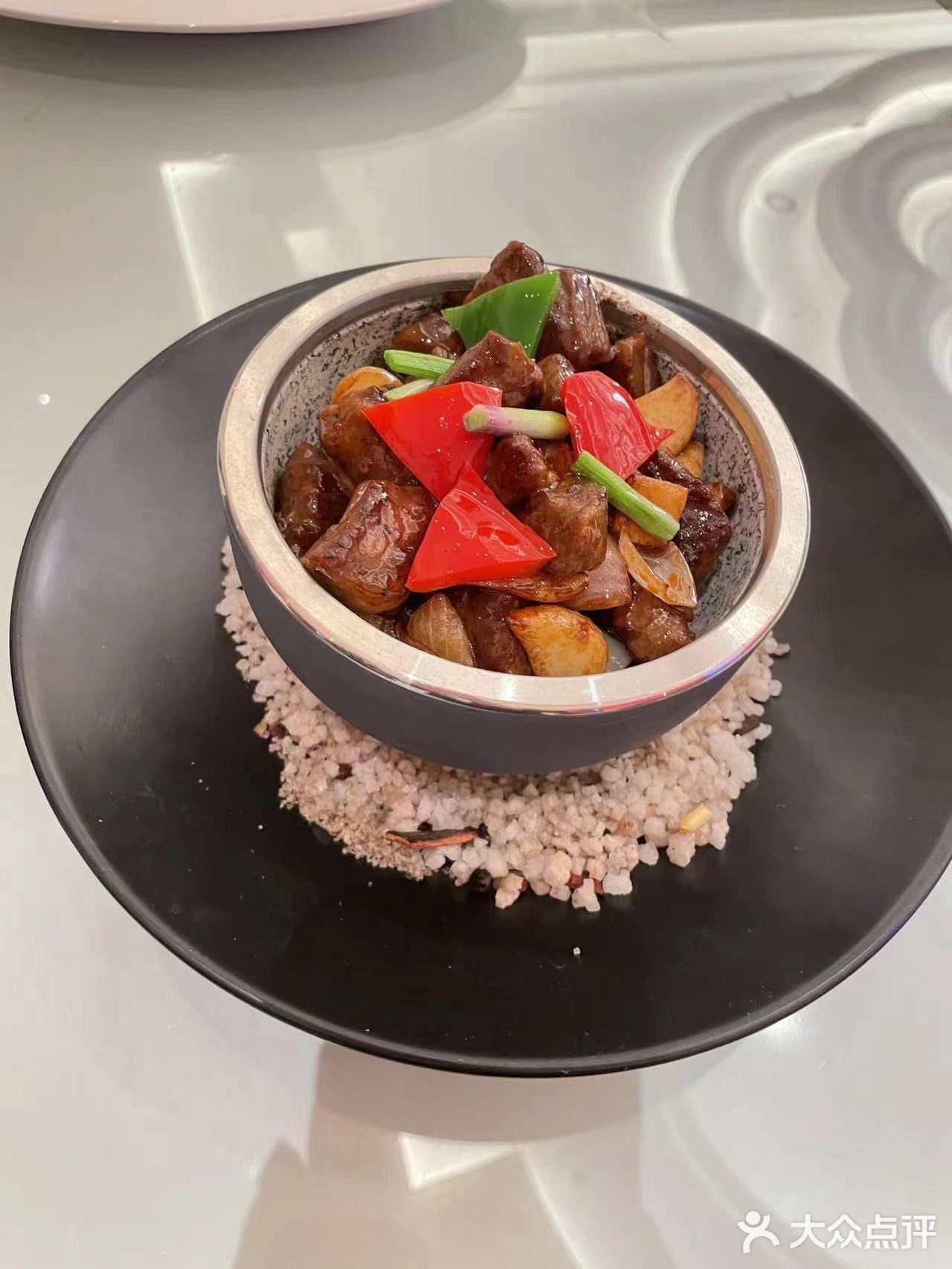这家的环境特别的大气，很豪华很适合宴会接待宾客