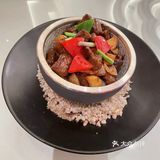 这家的环境特别的大气，很豪华很适合宴会接待宾客