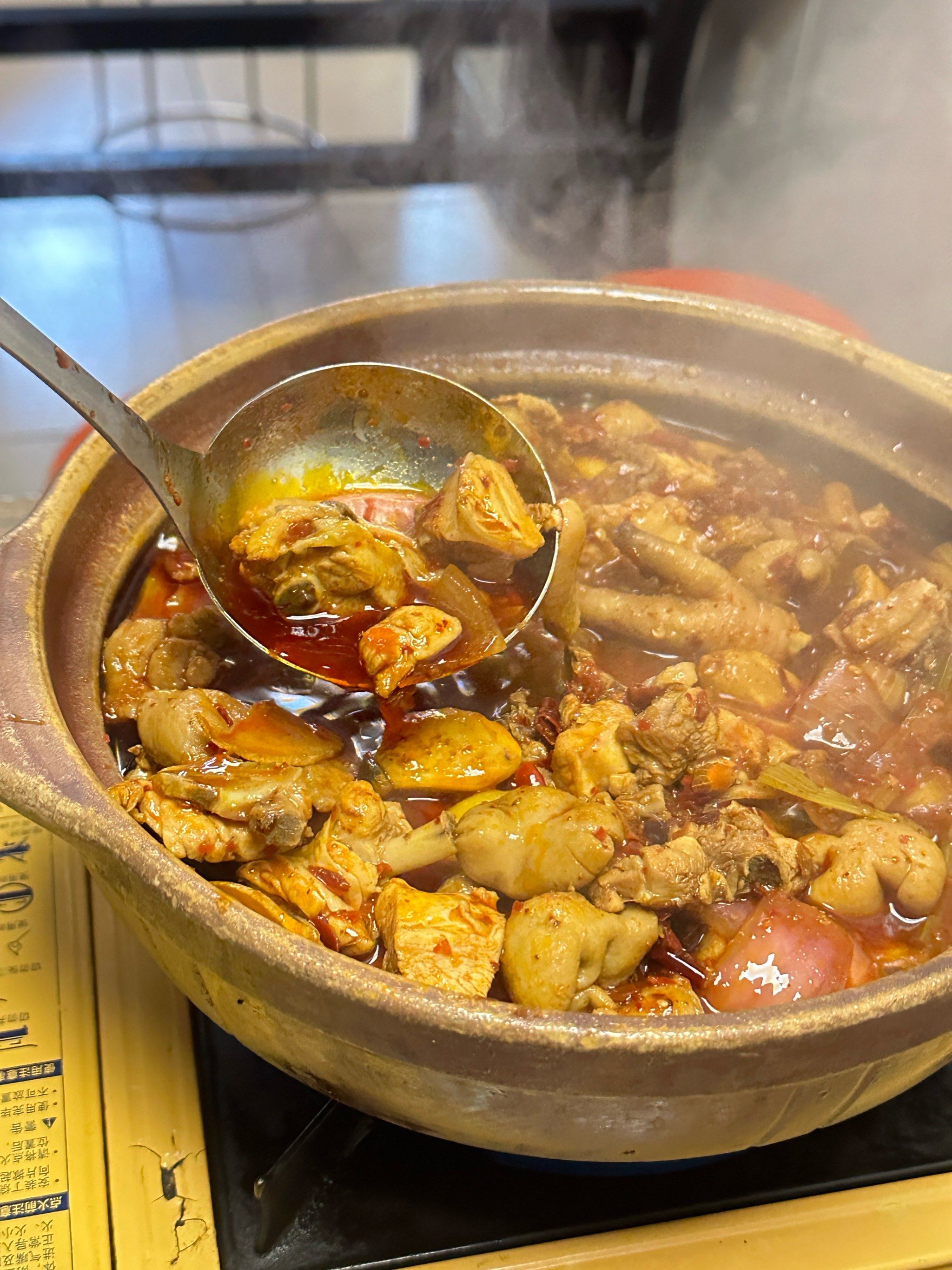 夏日热气腾腾的肥肠鸡煲!来一口香飞了!