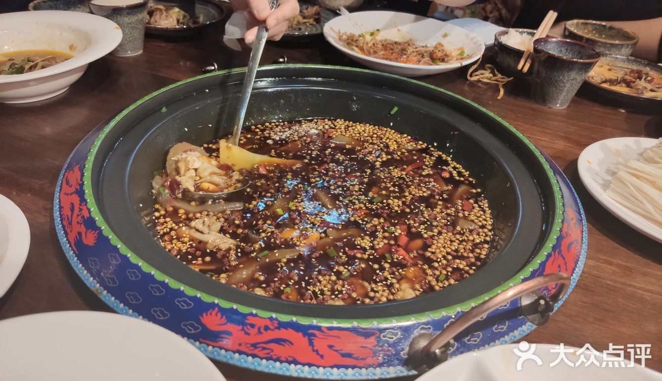 位于南内环街财富大厦停车场院内