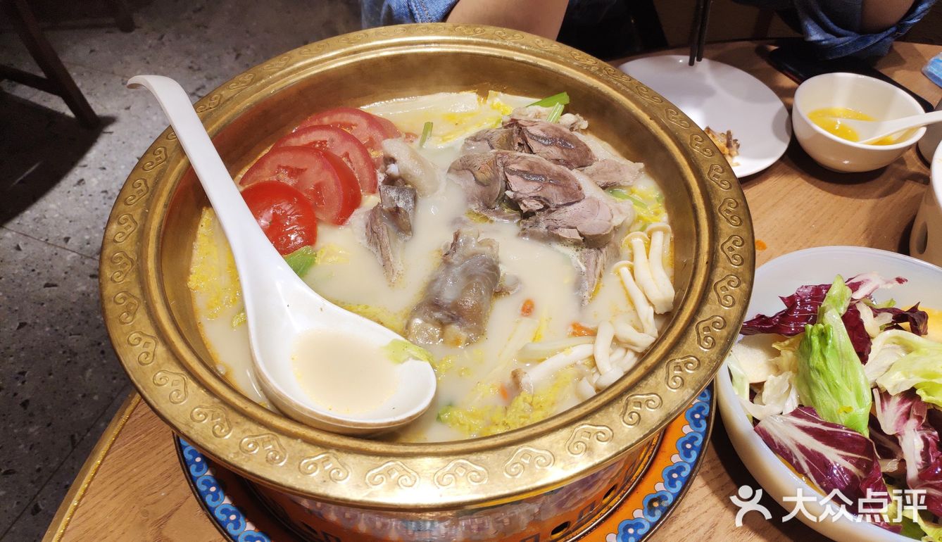 非常好找，门口的大小鼓可以去敲敲