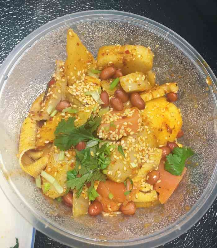 很久没有吃麻辣烫了,点了这家外卖的干拌麻辣烫和炒凉皮.