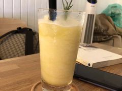 蜜桃奶昔-长颈鹿咖啡(大学路店)