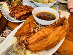 盐烤鱼-卷心菜和避孕套餐厅(Pattaya)