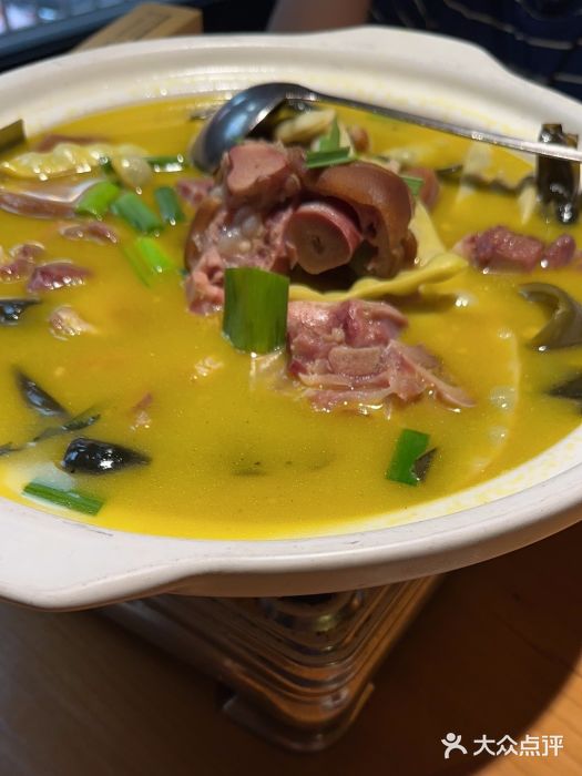 帅巴人舅母子腊蹄民俗村图片