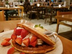 草莓松饼-ROAST coffee & eatery