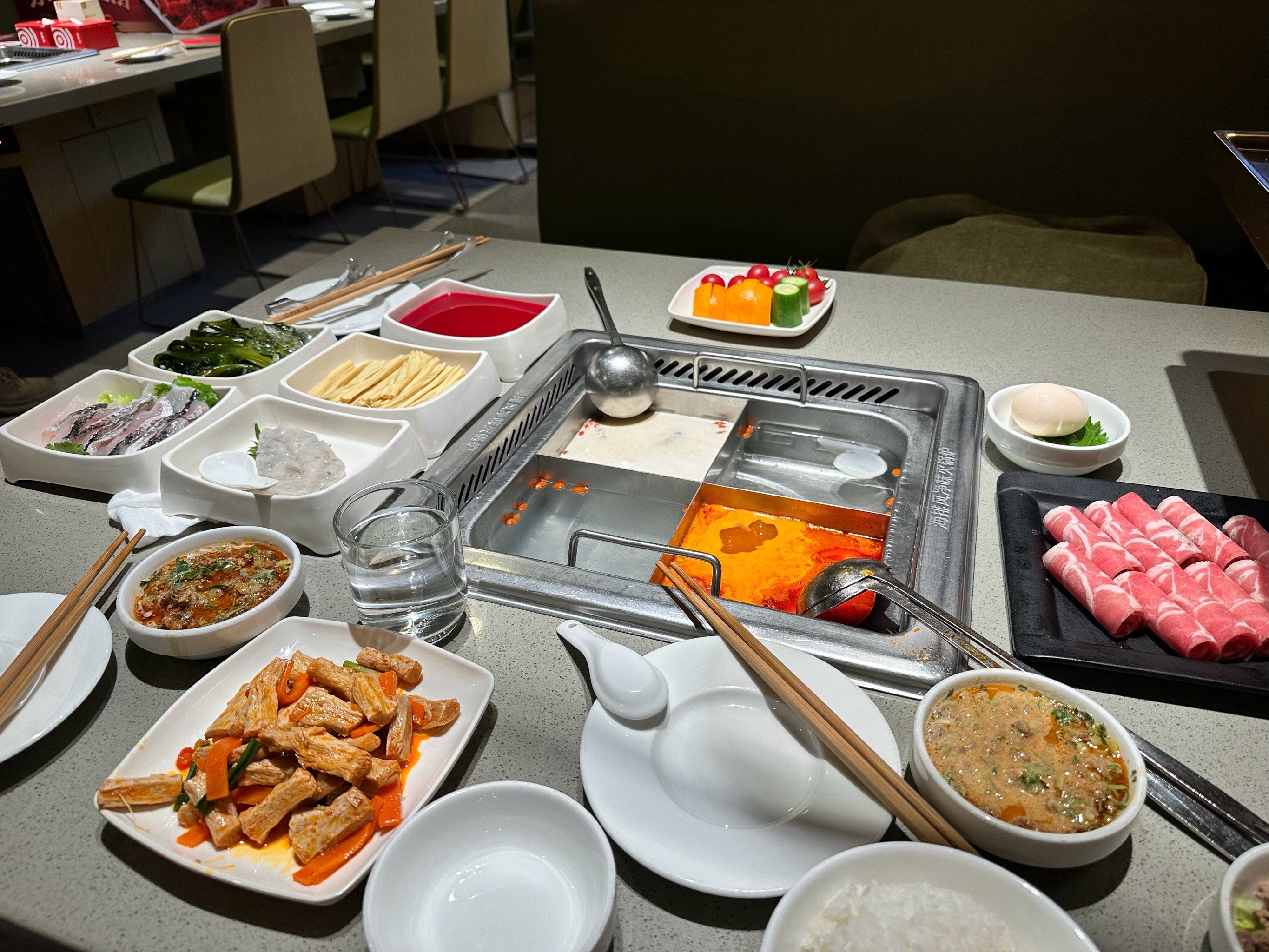 海底捞是一家备受欢迎的火锅连锁餐厅,提供