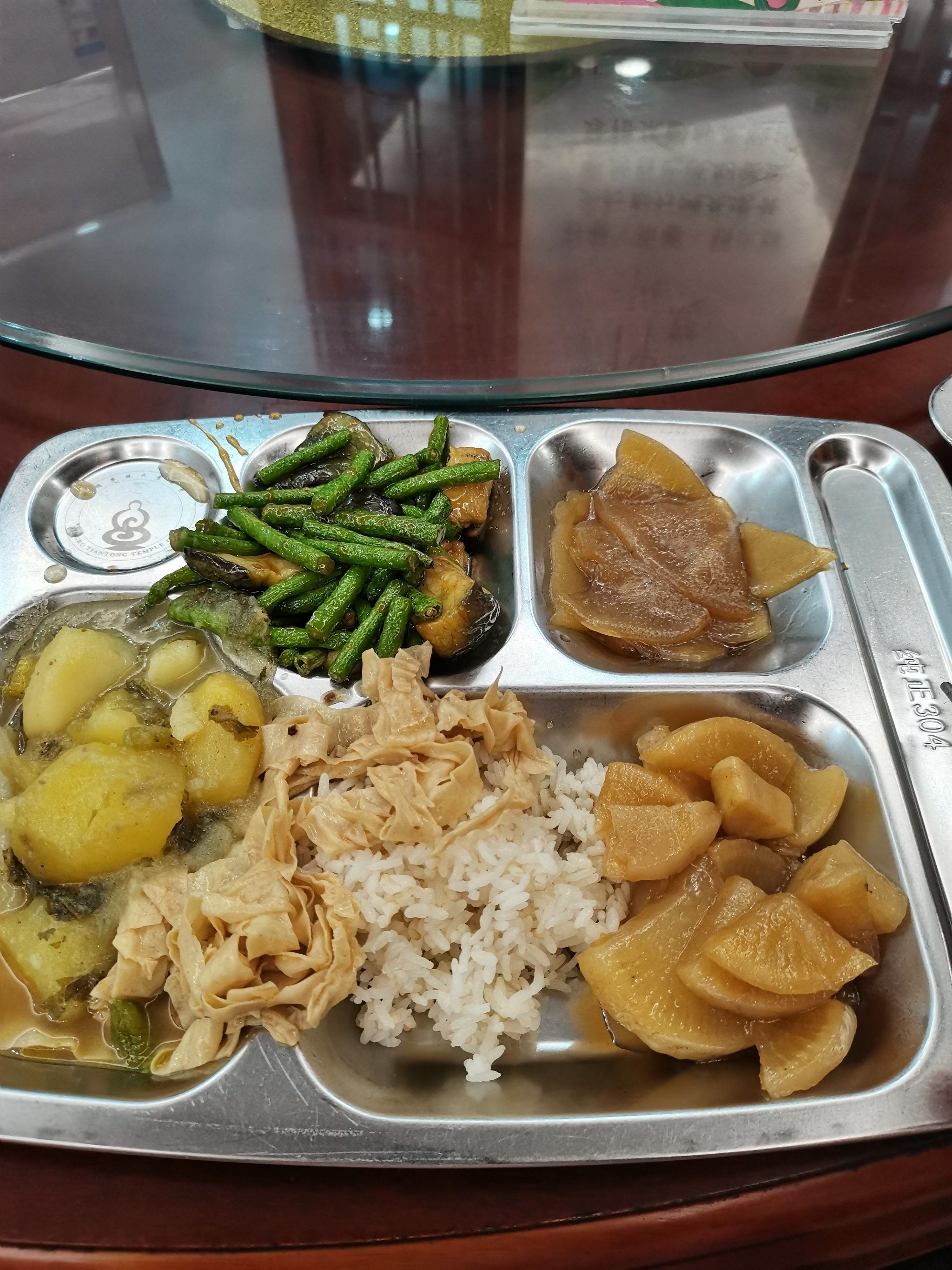 天天领红包去寺庙吃斋饭,先买票然后领餐盘,自助打菜,勤拿少取,珍惜