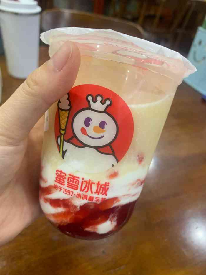 蜜雪冰城(学府苑店"蜜雪冰城基本是美食街必备的店吧第一次看.