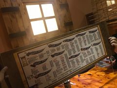 面包甜点陈列柜-小木屋米酒店总店