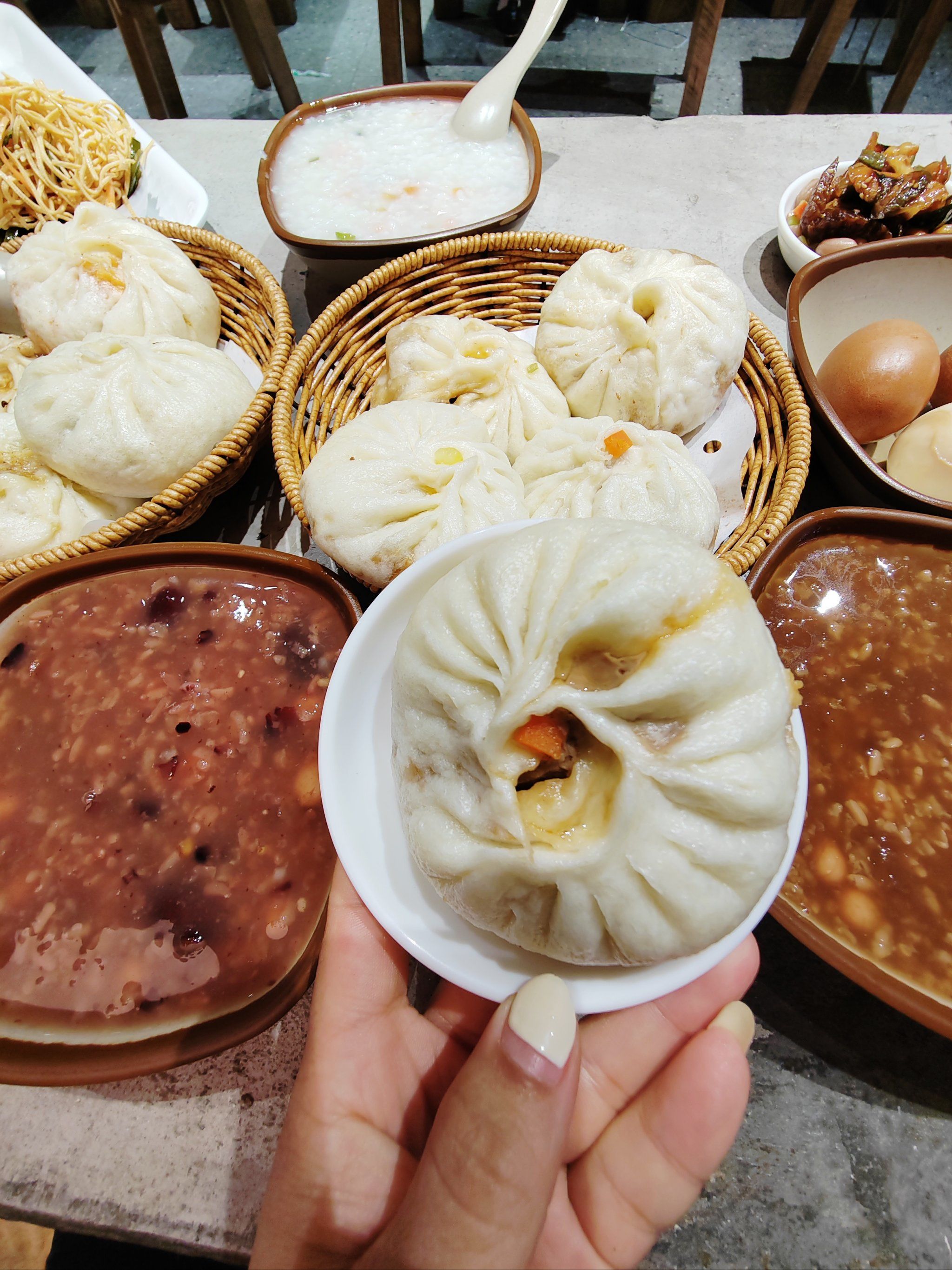 当红烧肉被塞在包子里,咬下第一口,仿佛遇到了初恋.